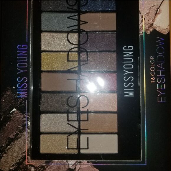 Eyeshadow   - Picture 1 of 2